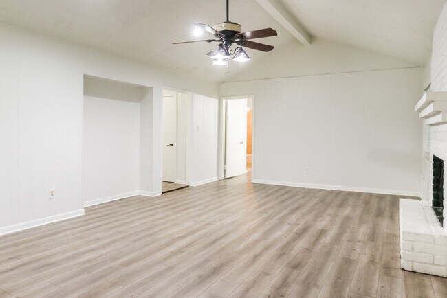 Foto del edificio - 29618 Binefield St
