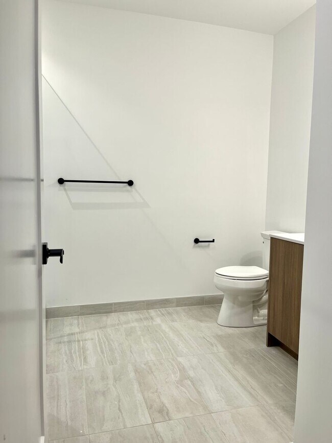 Foto del edificio - No Brokers Fee, No Security Deposit, In-Unit Washer and Dryer, Central Heat/ AC, Gym, Parking