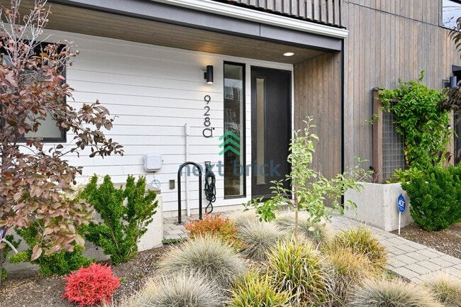 Building Photo - Beautiful 2 Bed 2.5 Bath Townhome for Rent