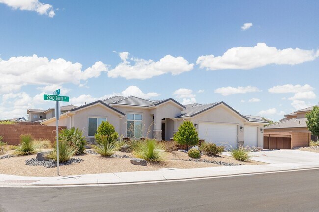 Building Photo - Custom 4 bedroom Single Story. Crimson Cliffs boundaries.