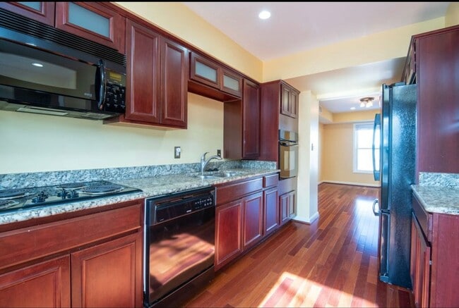 Building Photo - Bright 3 Bedroom Takoma Townhome with Park...