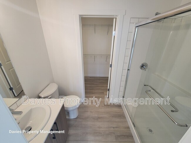 Photo du bâtiment - 9207-9228 228 St NW