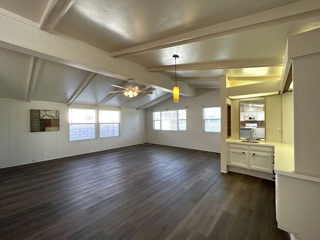 Building Photo - AVAILABLE NOW!! 2 Bed 2 Bath Home in Thous...