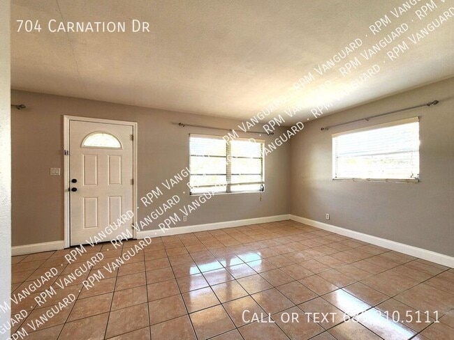 Foto del edificio - 704 Carnation Dr