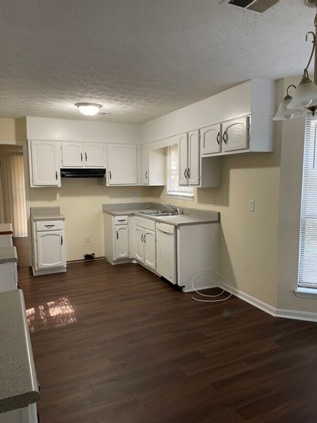 Building Photo - 348 Wesley Park Drive: Traditional 3 bedro...