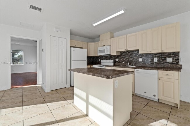 Building Photo - 6035 SW 40th Ct