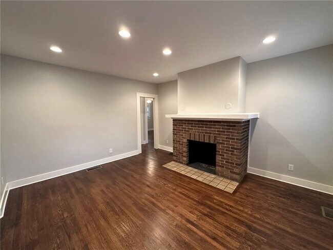 Building Photo - 496 Mellview Ave SW