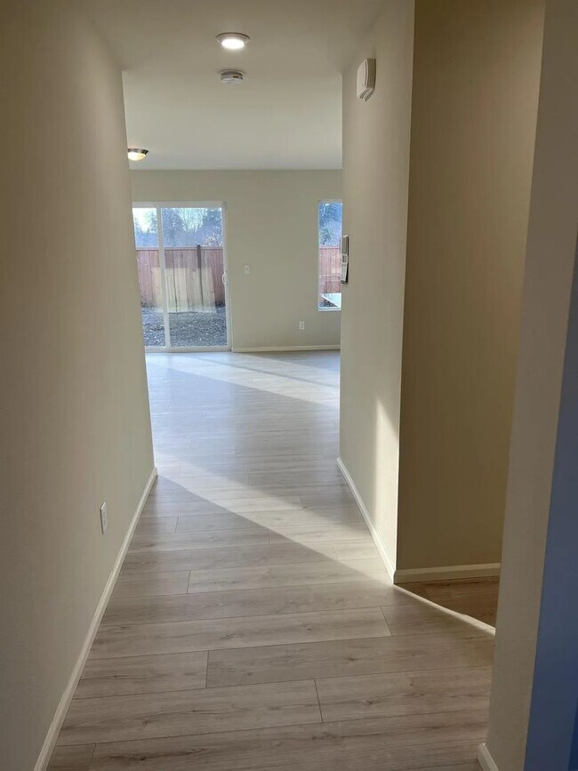 Foto del edificio - Enormous Two-Story Home- Available January 9th