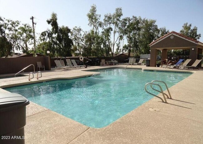 Building Photo - 1905 E University Dr