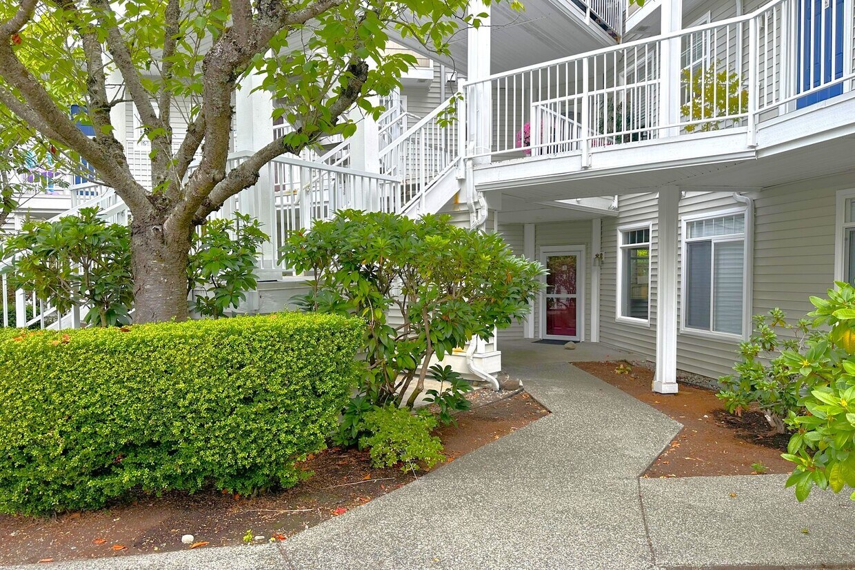 Foto principal - Well maintained ground level condo with ga...