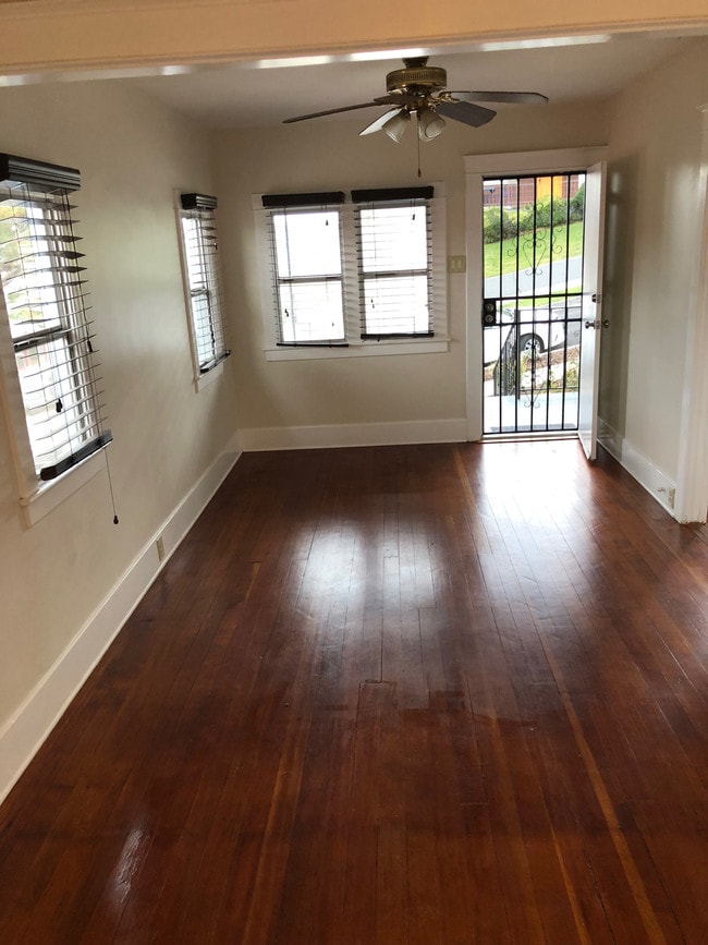 Living - 6067 Roy St