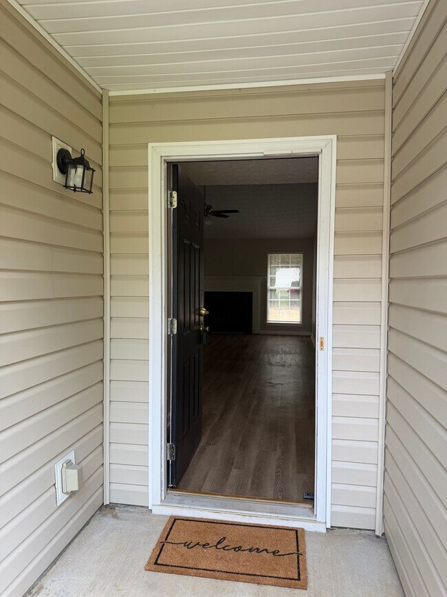 Building Photo - 3 Bedroom 2 Bathroom Ranch Home