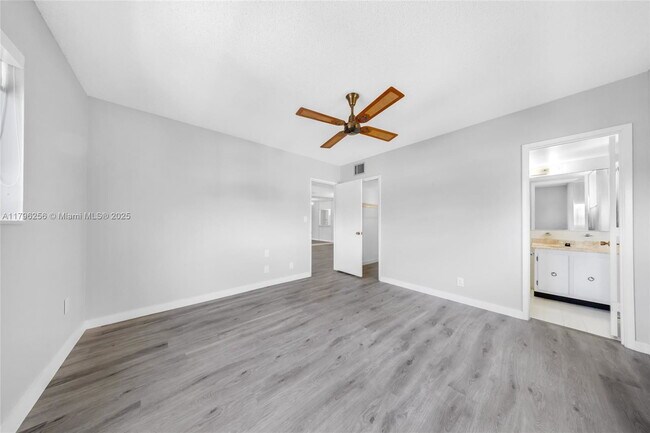 Foto del edificio - 257 S Cypress Rd