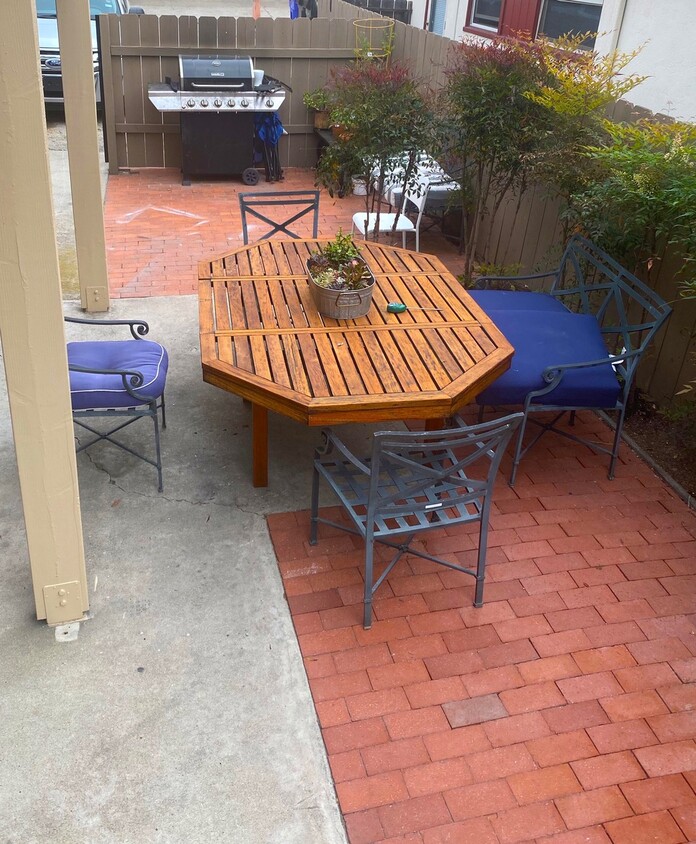 downstairs patio with bbq - 1220 Pacific Beach Dr