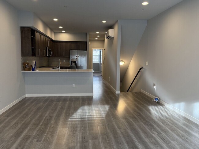 Building Photo - Modern 3BD/3BTH Home for Lease ~ Small Pet Friendly!