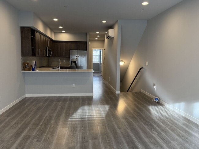 Building Photo - Modern Lynnwood 3BD/3BTH Townhome for Lease! Small Pet Friendly!