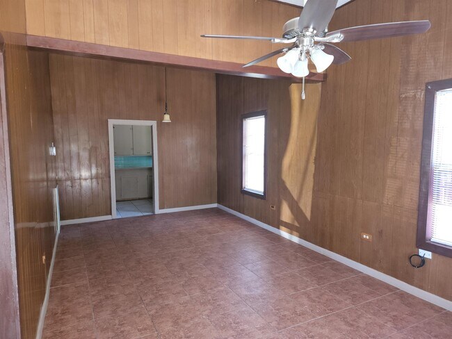 Building Photo - 904 Vidaurri Ave
