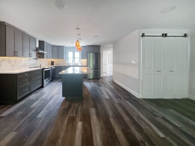 Foto del edificio - Gorgeous and newly renovated townhouse-sty...