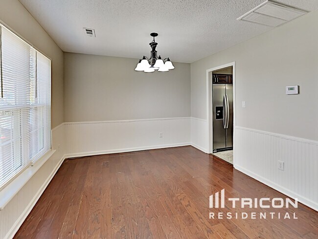 Building Photo - 701 Barbee Farm Dr