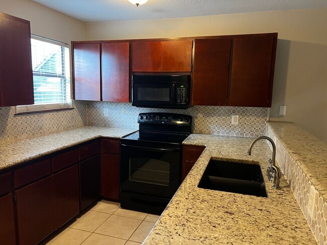 Building Photo - 8615 Putnam Dr