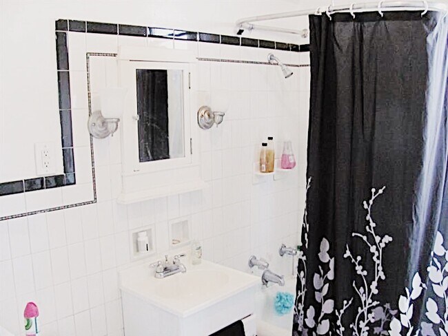 Foto del edificio - Newly remodeled 2BR Lower near Brewers Hill