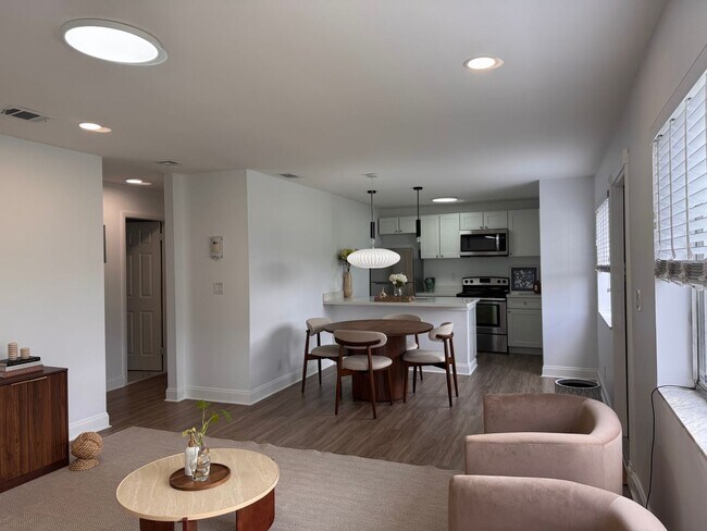 Foto del edificio - 1ST Floor FULLy Renovated * Garage Parking...