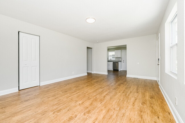 Building Photo - NEWLY RENOVATED 2 bedroom, 1 bathroom at G...