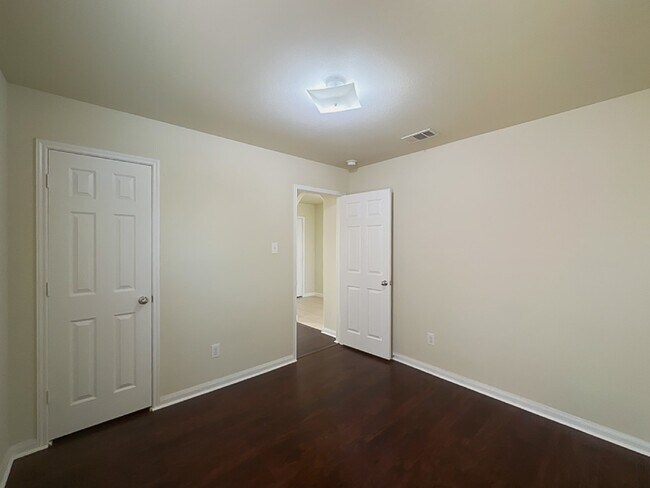 Building Photo - **CUTE 3 Bedroom Home, Move-in Ready**