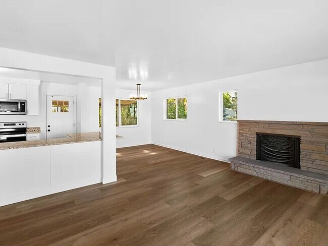 Foto del edificio - Renovated 4-Bedroom, 3-Bathroom Home in Millcreek