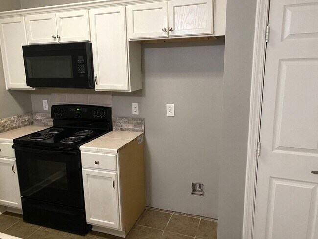 Foto del edificio - BOTTOM FLOOR CONDO!