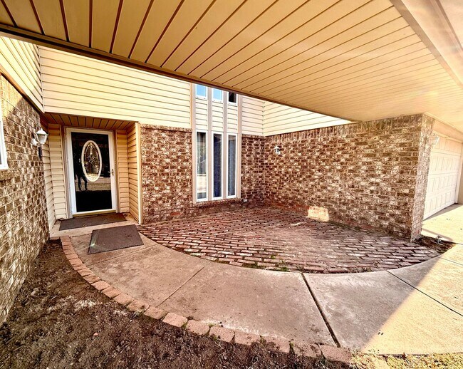 Building Photo - Large 4BD 2BA Home w/ Bonus Loft Located i...