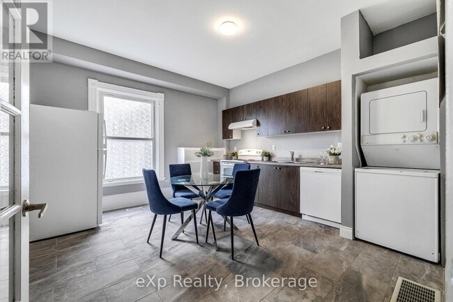 Building Photo - 174 William St