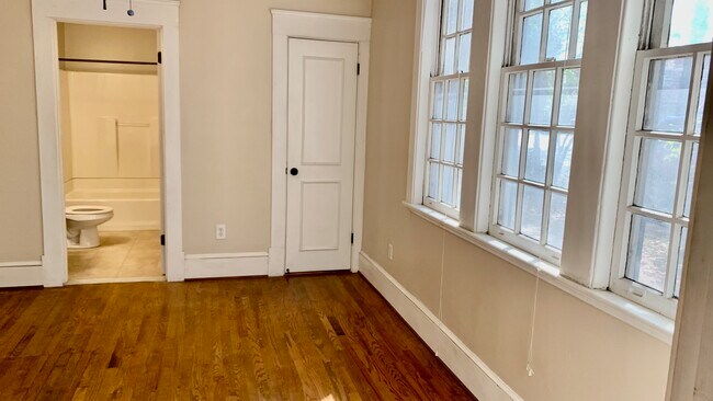 El segundo dormitorio tiene baño privado. - 834 Briarcliff Rd NE