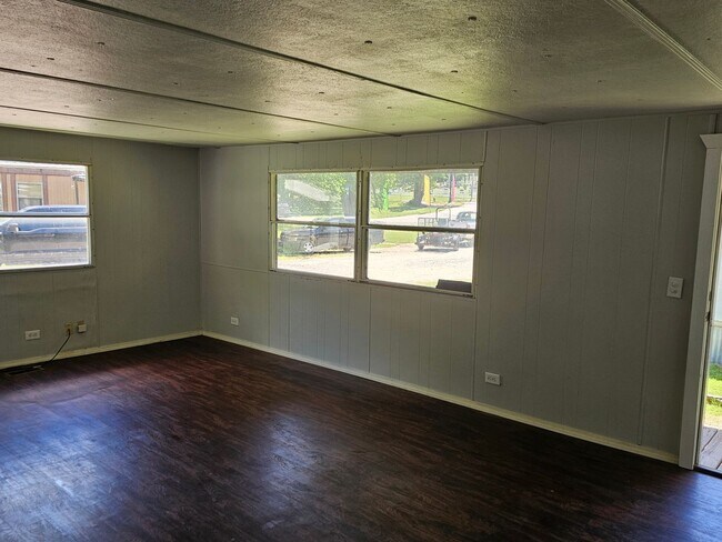 Foto del edificio - 3 bed 2 bath mobile home in quite community