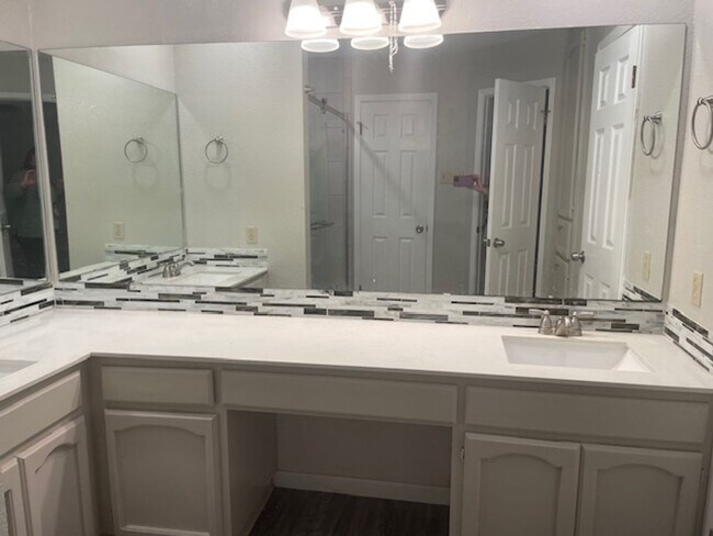 Foto del edificio - REDUCED RATE WITH A MOVE-IN SPECIAL OF HAL...