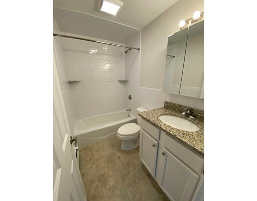 Building Photo - 4 Golden Ct