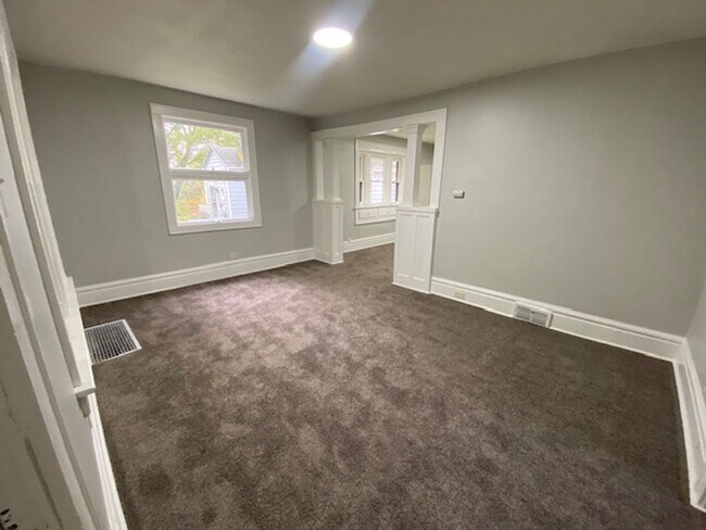Building Photo - Updated 5-Bed, 2-Bath with Attic Suite & C...