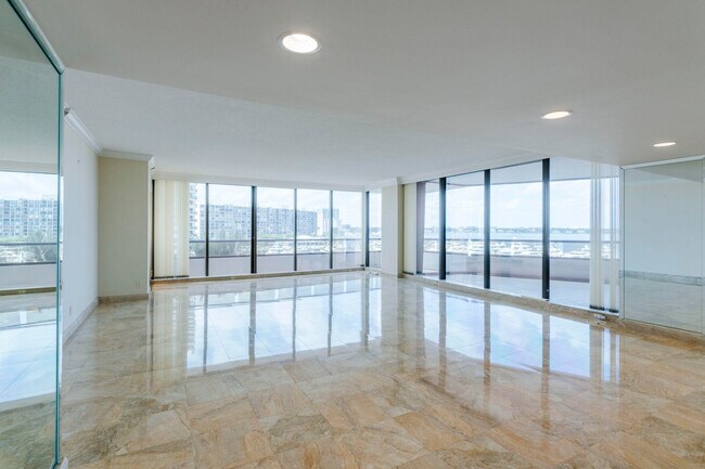 Building Photo - 100 Lakeshore Dr
