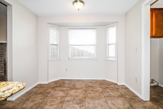 Building Photo - 9205 N Eagle Ln