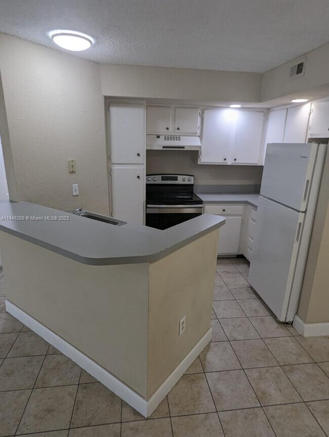 Foto del edificio - 1401 Village Blvd