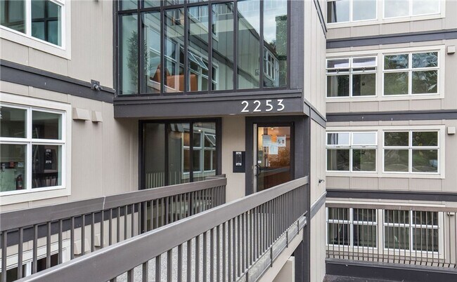 Building Photo - WELL-MAINTAINED 2-BEDROOM INTERBAY CONDO F...