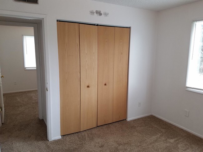 Building Photo - 2422 W 4th St