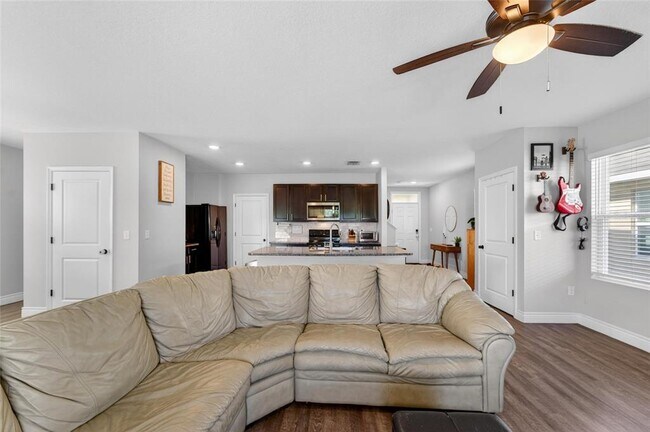 Foto del edificio - 11176 Leland Groves Dr