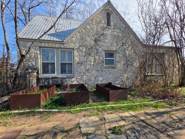 Foto del edificio - 3901 Red River St