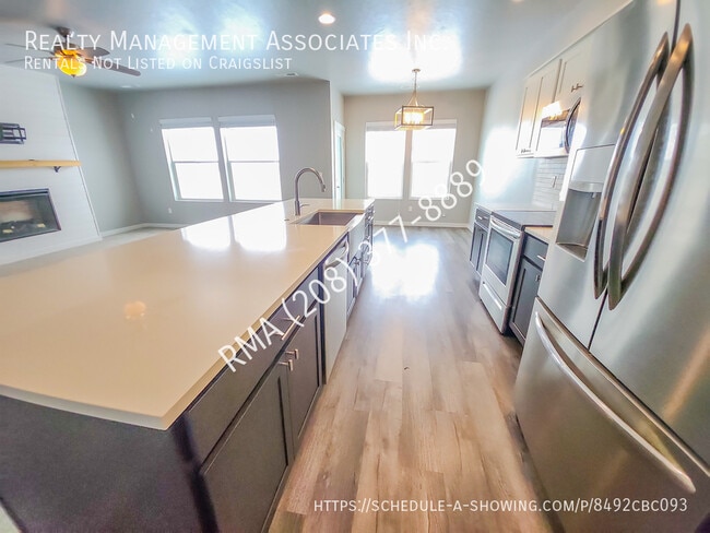 Building Photo - Newer 4 Bedroom House in South Nampa