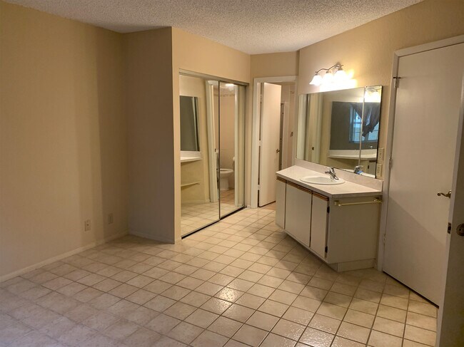 Building Photo - 1548 SE Royal Green Cir
