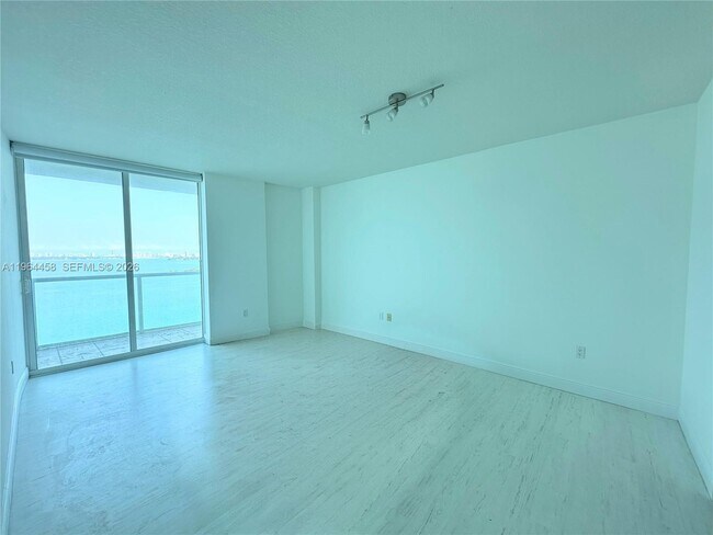 Foto del edificio - 665 NE 25th St