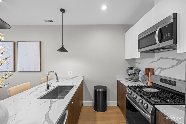 Foto del edificio - 2342 W Adams St