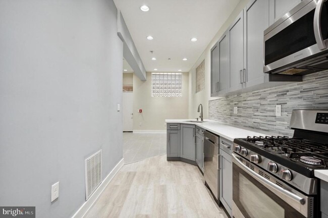 Building Photo - 2024 E Fletcher St