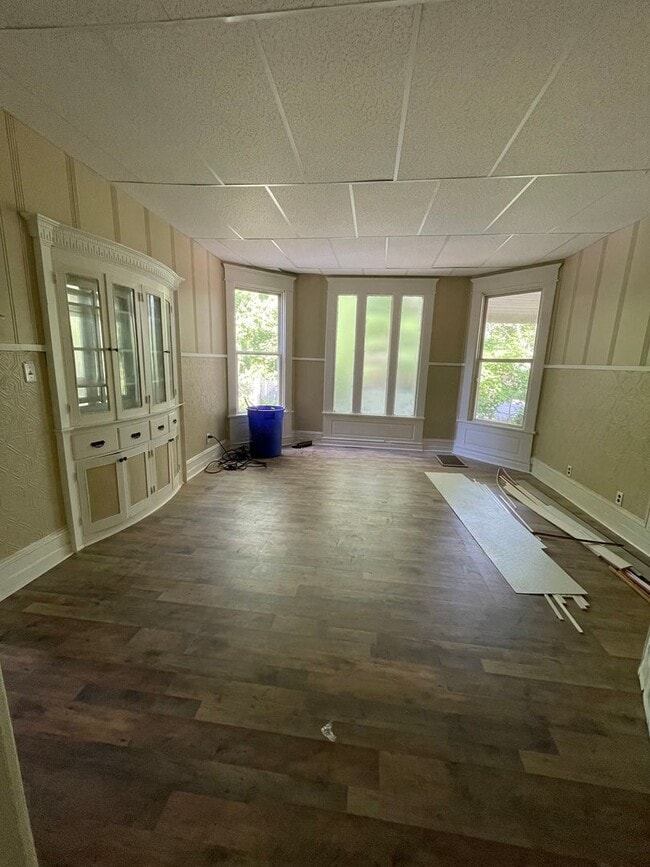 Building Photo - Newly Renovated Unit